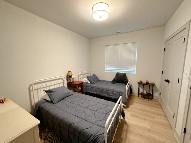 Building Photo - 4420 S Prairie Ave