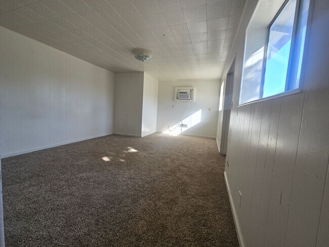 Building Photo - 3 Bedroom 2 Bathroom Home for Rent in Hanford