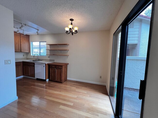 Building Photo - Spacious 3 bedroom 1.5 bath