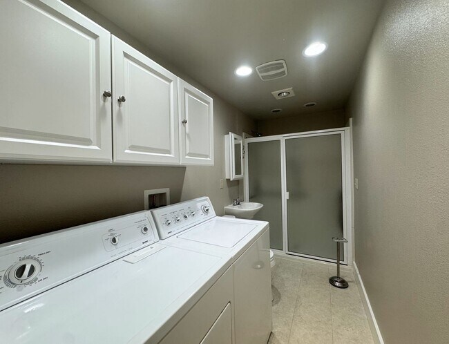 Building Photo - Charming 3-Bedroom Home in Desirable Gem H...
