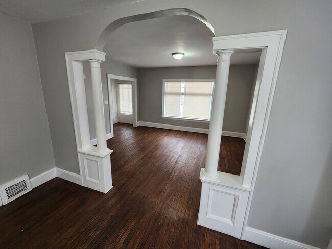 Building Photo - 8006 Laumar Ave