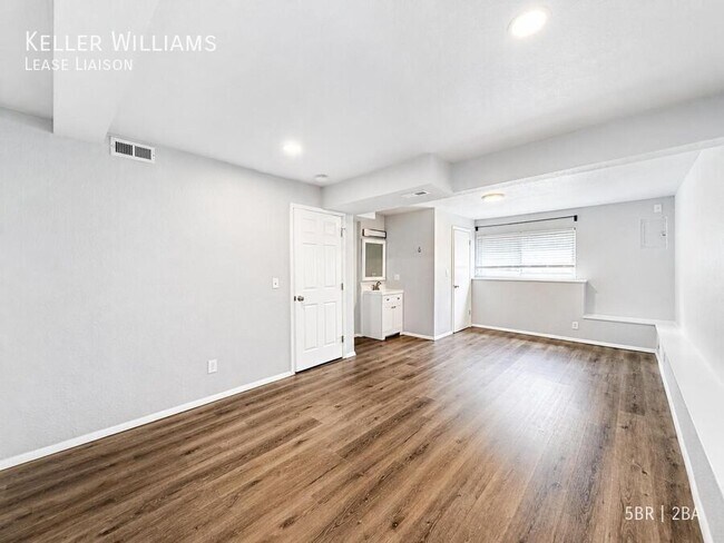 Building Photo - 1105 Mt View Ln
