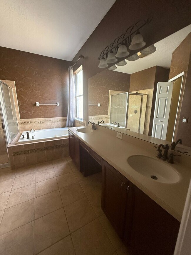 Building Photo - Land O'Lakes POOL home with Lakeviews!