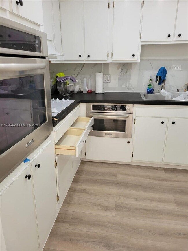 Building Photo - 900 Bay Dr