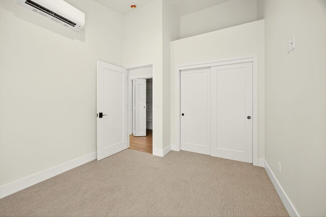 Building Photo - Newly Built Ashland Gem with Fireplace & S...
