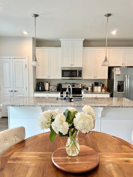 Building Photo - 1904 Glissade Ln