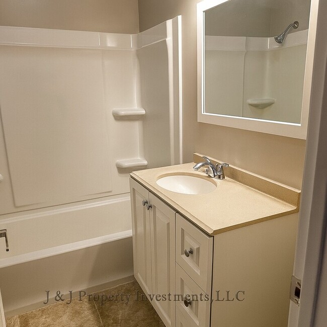 Building Photo - 7119 S Solon Rd