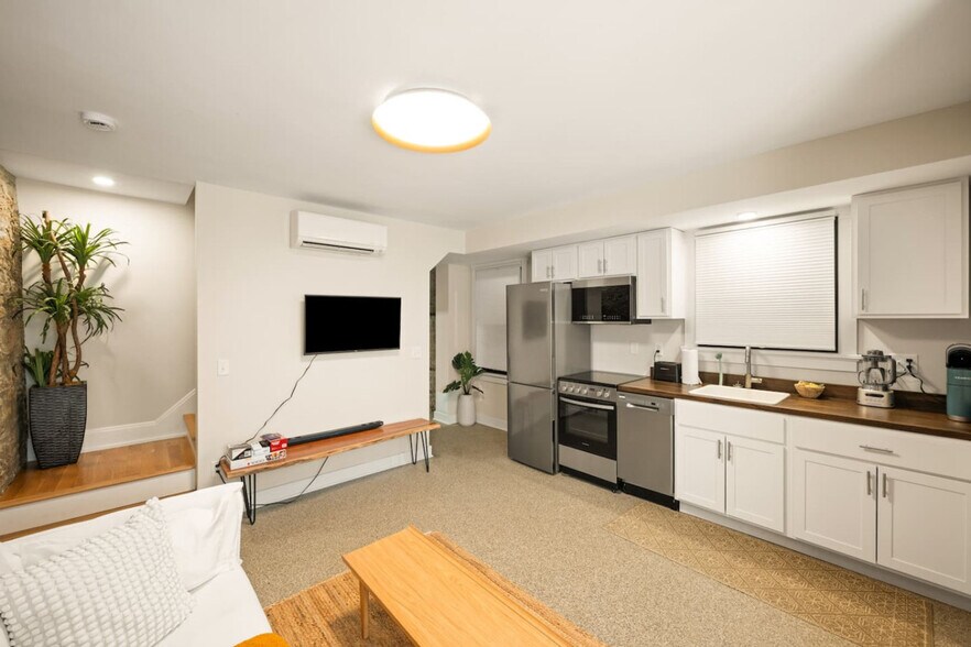 Building Photo - 1918 Vine St