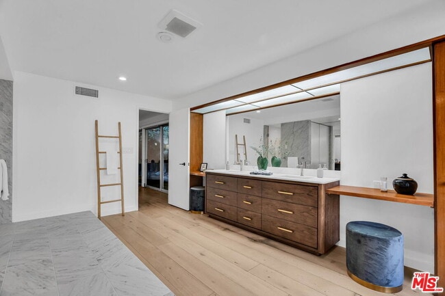 Building Photo - 802 N Crescent Dr