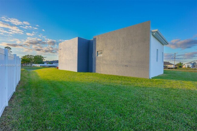 Building Photo - 5 SW 26th Pl