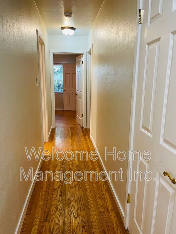 Building Photo - 2561 Olympic Blvd