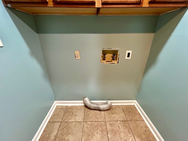 Building Photo - 2 Bedroom With a Bonus Room!