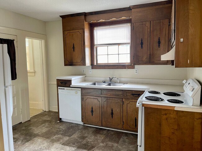 Building Photo - 3 bedroom, 2 bath in  Heathwood Area