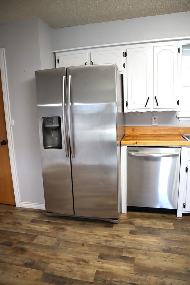 Building Photo - Charming 3 bedroom 1 bath on an Oversized lot