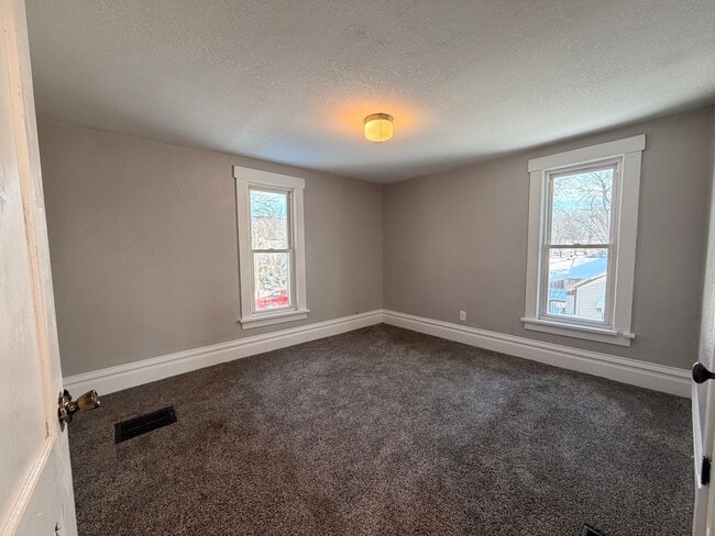 Building Photo - 5 Bedroom house in Webster City with Huge Garage! $1395