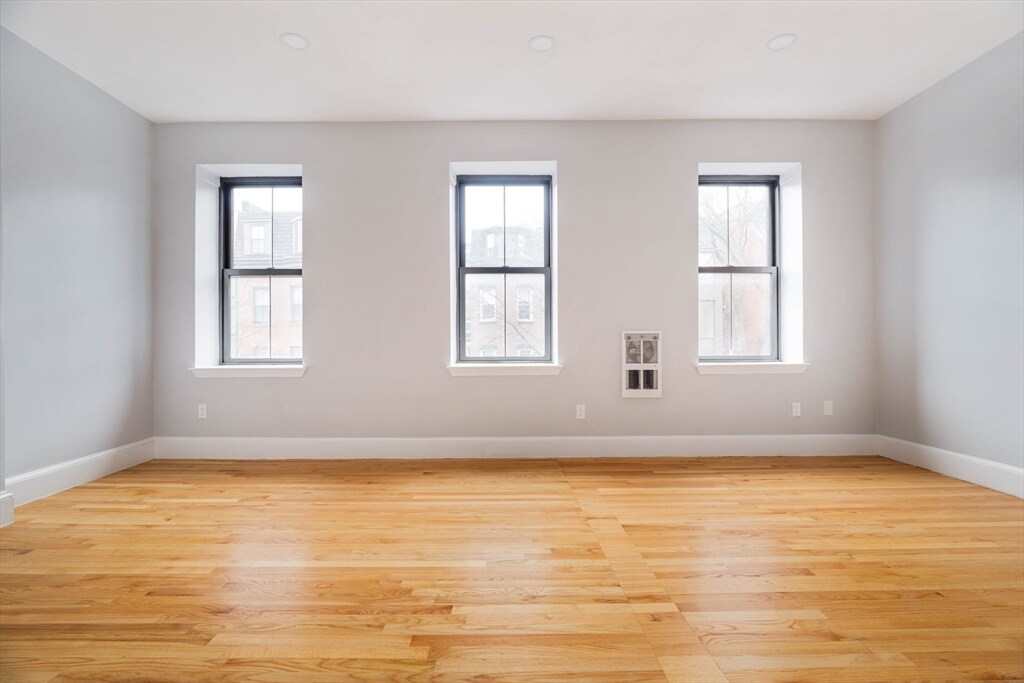 Building Photo - 15 E Springfield St