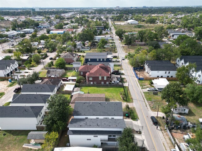 Building Photo - 5019 Creekmont Dr