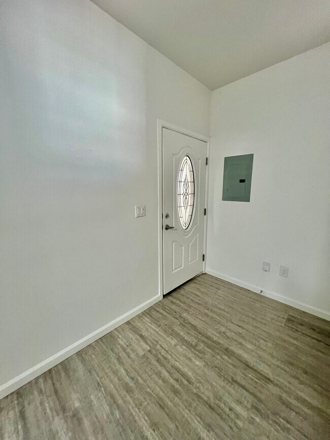 Building Photo - 4540 Ingraham St