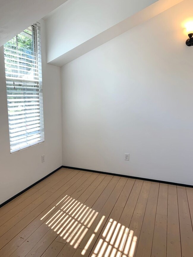 Building Photo - 318-320 W Myrtle