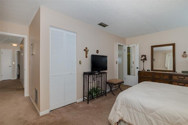Building Photo - 8015 San Fernando Dr