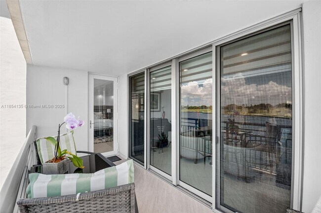 Building Photo - 9250 W Bay Harbor Dr