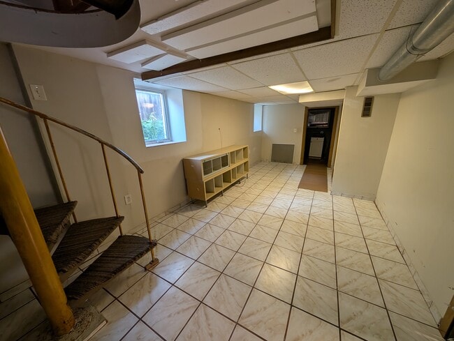Building Photo - 5010 W Montrose Ave