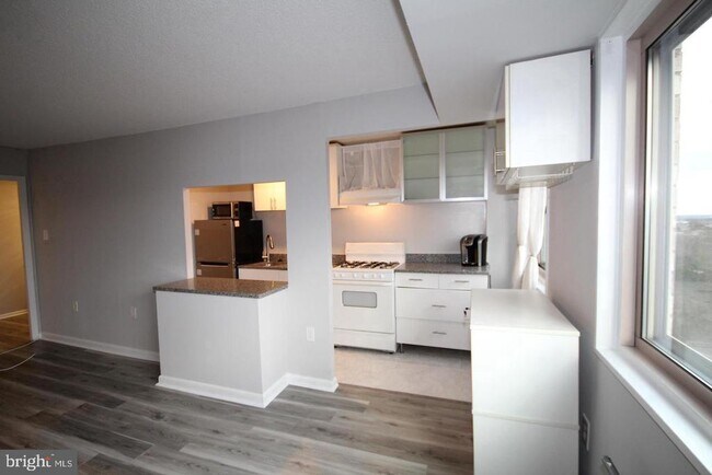 Building Photo - 2500 N Van Dorn St