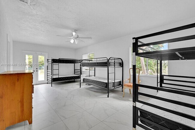 Building Photo - 2417 Pierce St