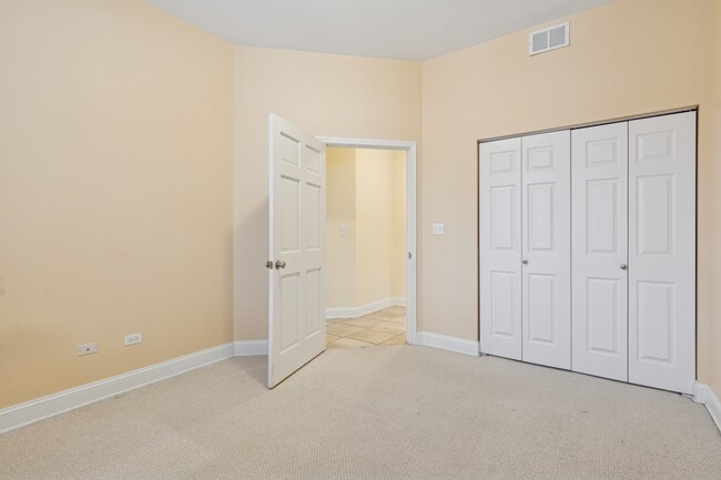 Building Photo - 5758 N California Ave