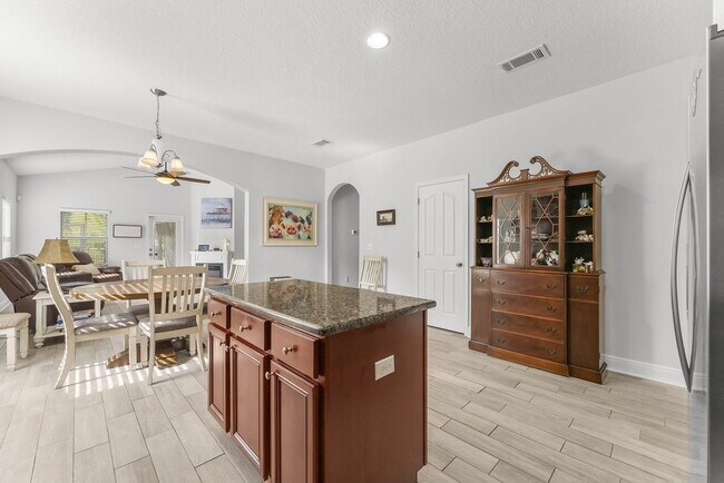 Building Photo - 526 Camellia Ct