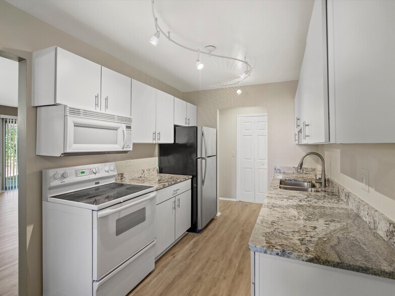 Building Photo - 26656 Farmbrook Villa Dr