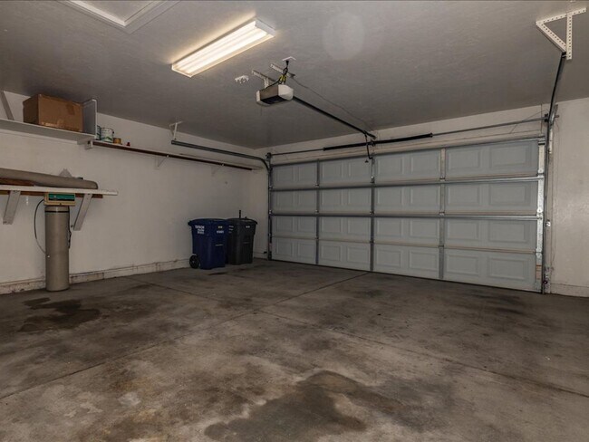 Building Photo - 3 Bedroom, 2.5 Bath