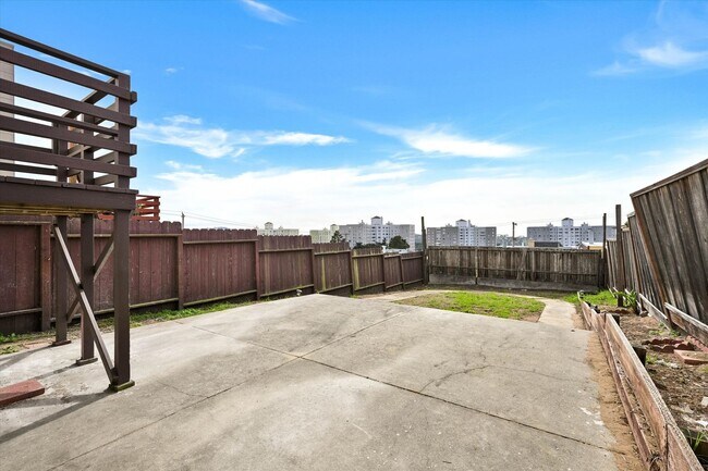 Building Photo - 123 Byxbee St