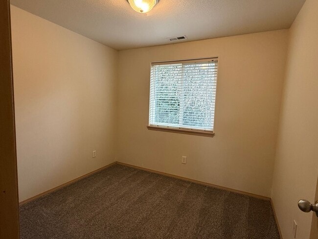 Building Photo - Camas Townhome with Beautiful Grey Laminate Flooring and Attached Garage