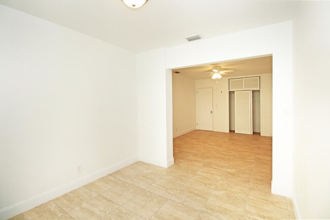 Building Photo - 630 Prosperity Farms Rd