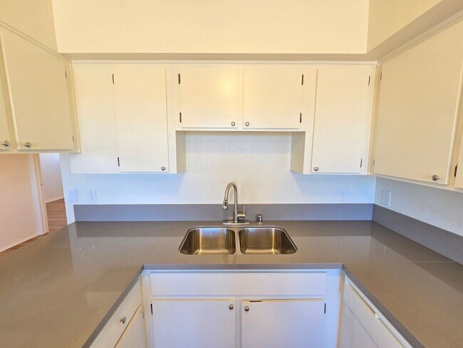 Building Photo - Beautifully remodeled 2 bedroom apartment