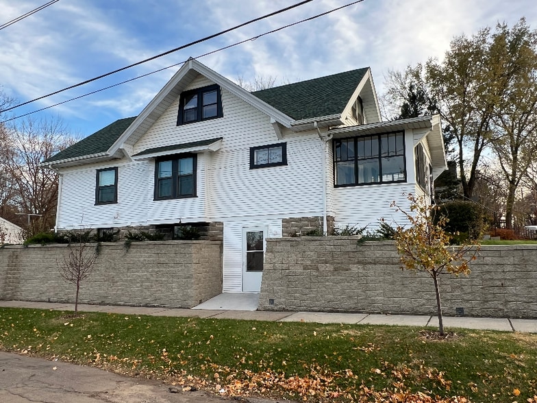 Building Photo - 712 Winslow Ave