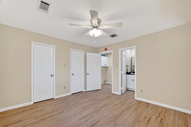 Building Photo - 13822 Northlake Dr