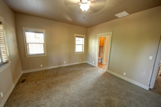 Building Photo - MOVE IN SPECIAL: FREE FIRST MONTH'S RENT!!...