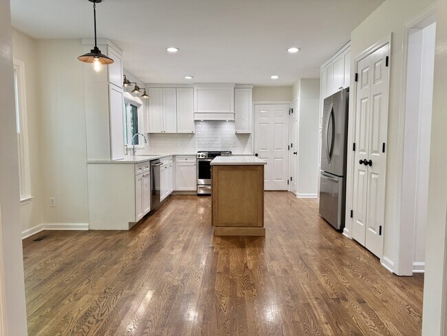 Building Photo - 1370 Buckingham Cir