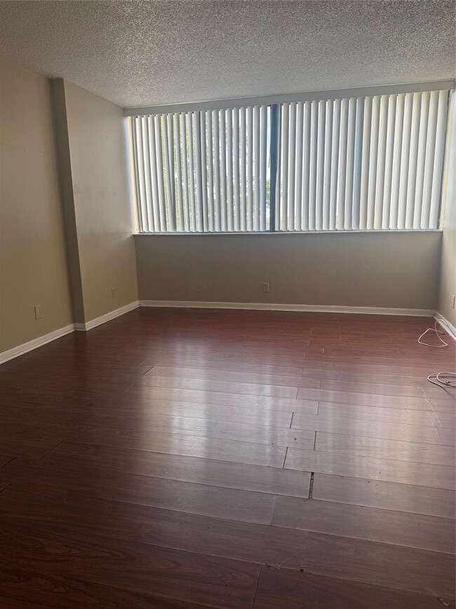 Building Photo - 4222 Inverrary Blvd