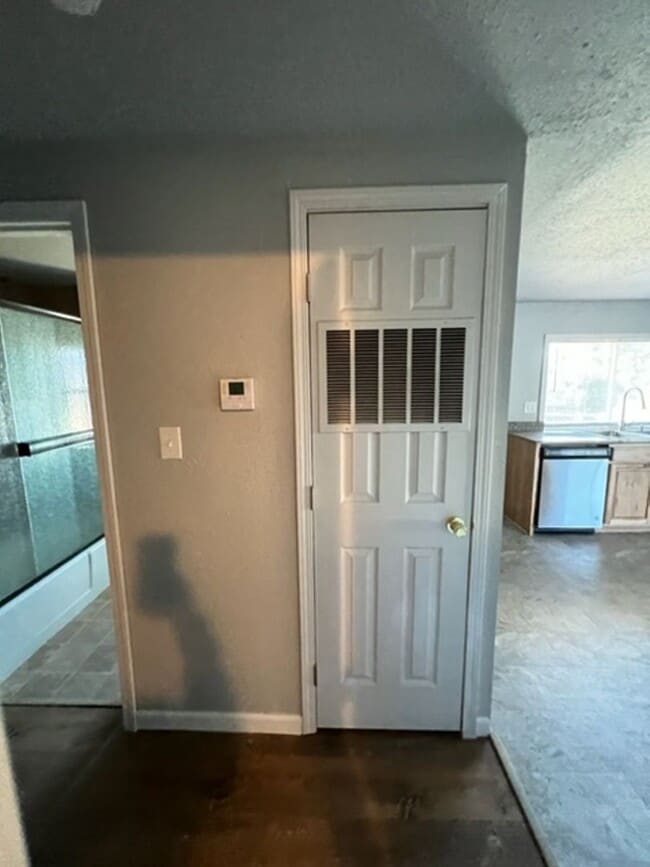 Building Photo - Large 3 Bedroom 2 Bath with Fenced Yard