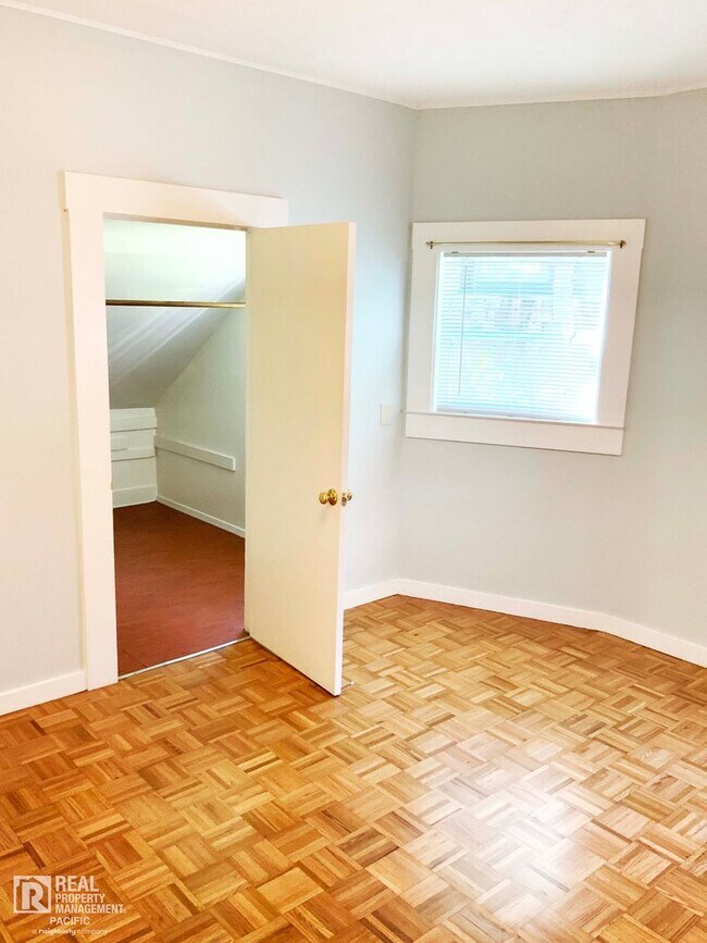 Building Photo - Spacious 4 Bedroom / 1.5 Bath near UC Campus