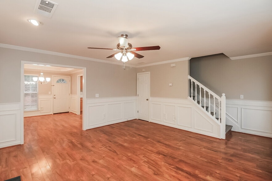 Building Photo - 9599 Rollinghills Dr