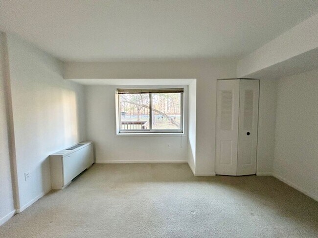 Building Photo - 10300 Westlake Dr