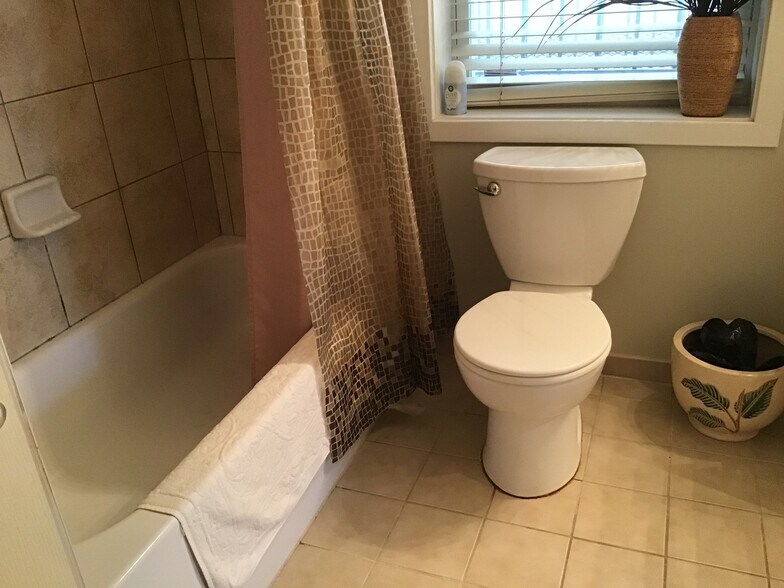 Shower tub in bathroom - 1425 5th St NW
