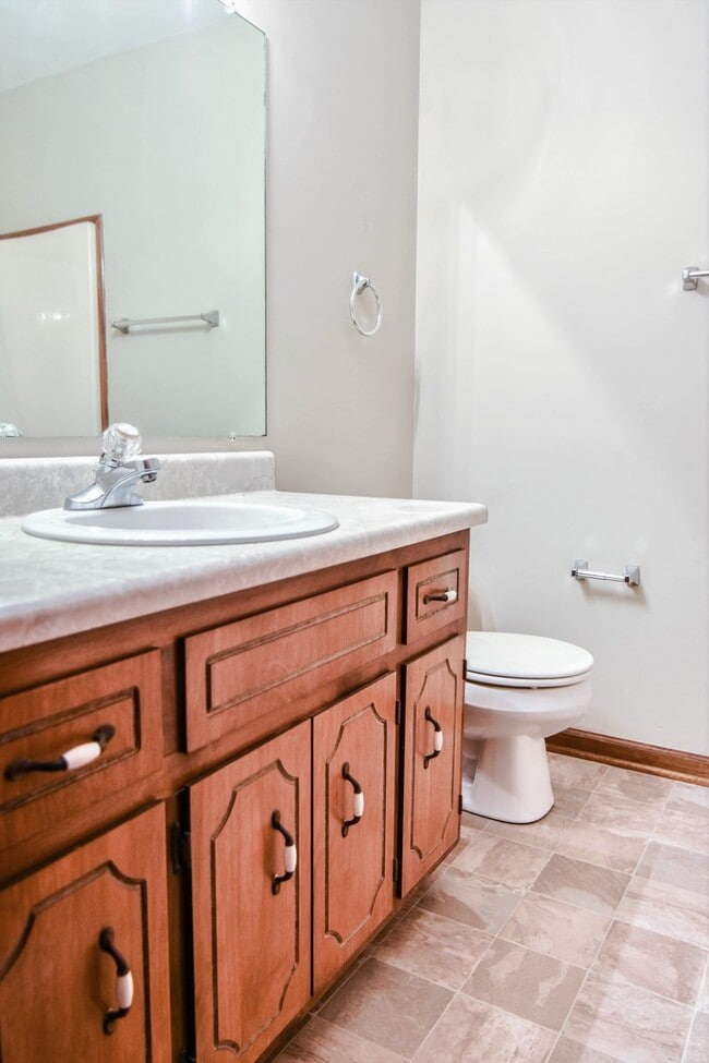 Building Photo - Pet Friendly Town Home by Gate 1!