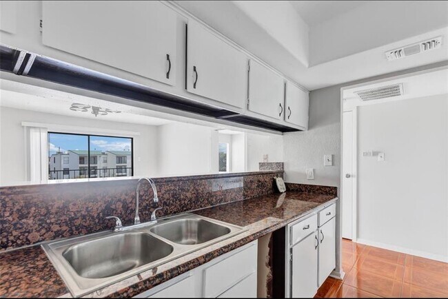 Building Photo - 2820 S Bartell Dr