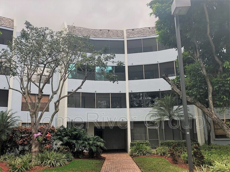 Building Photo - 10852 N Kendall Dr
