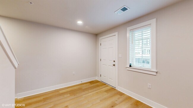 Building Photo - 314 E Lake St